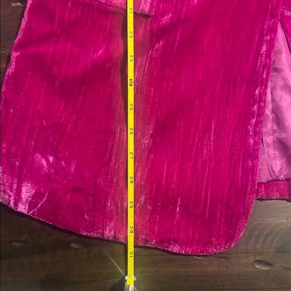 Boohoo Tall Crinkle Velvet Single Breasted Blazer in Magenta Pink - Picture 6 of 10
